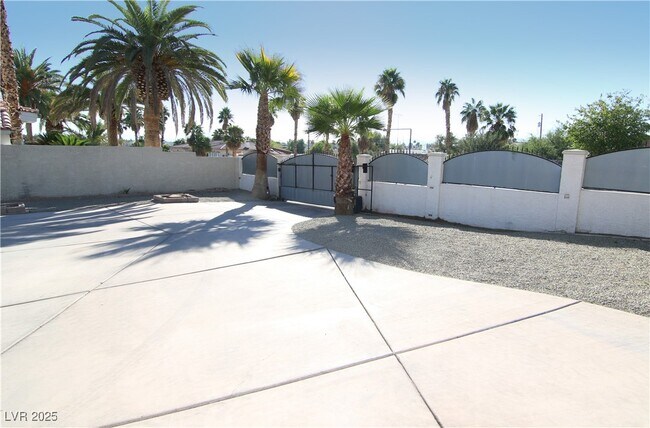 Building Photo - 3222 E Viking Rd