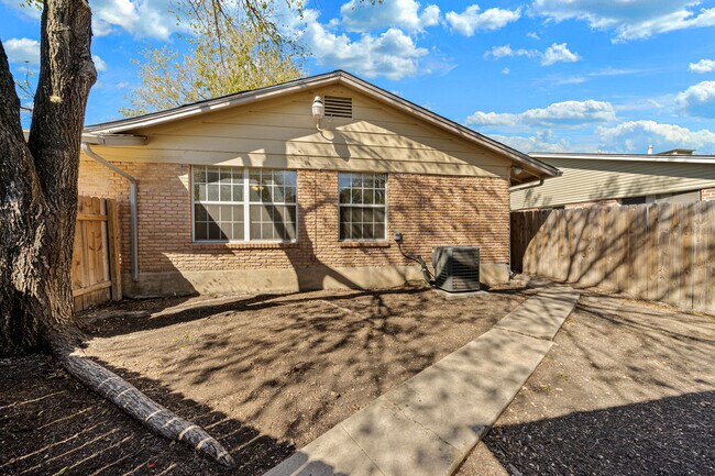Building Photo - 308 E Cheryl Dr