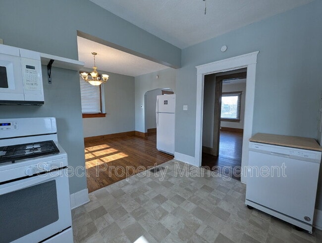 Building Photo - 933 Cottage Ave