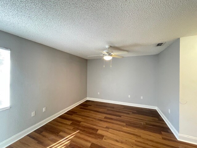 Building Photo - 8832 Coral Palms Ct