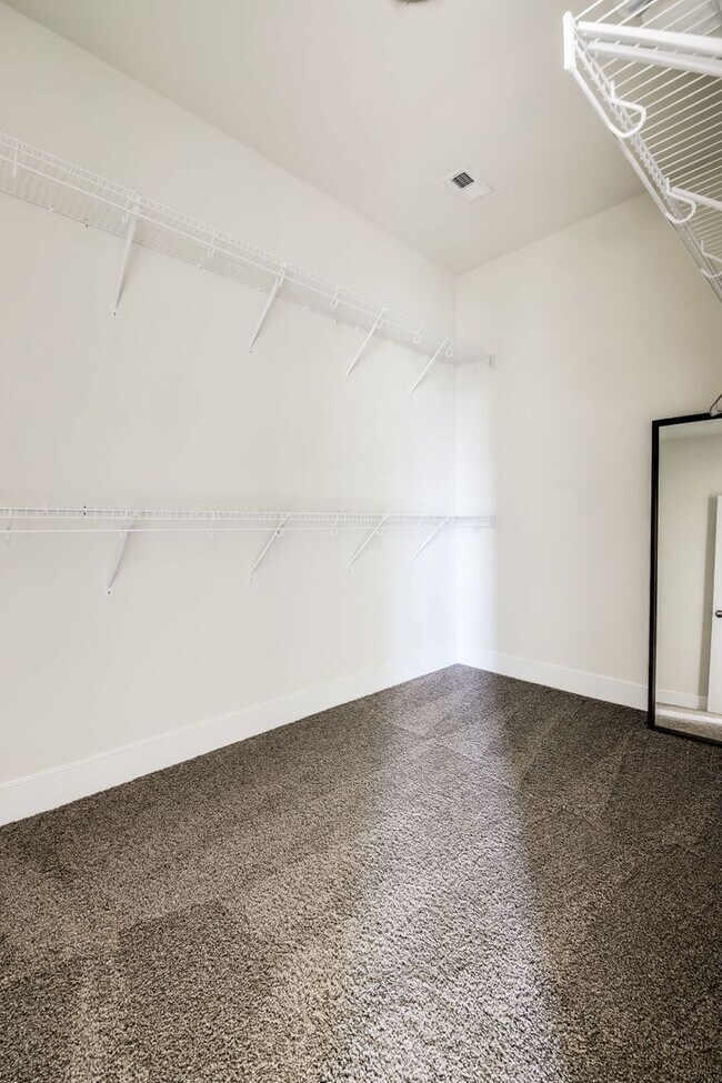 Building Photo - Updated 3br/2.5ba Condo Townhome Alexandria Walk to Metro