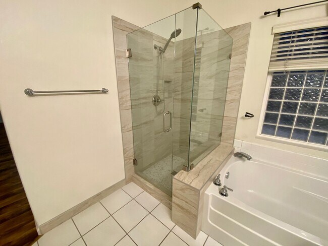Building Photo - Desirable 5br3 car garage executive home b...