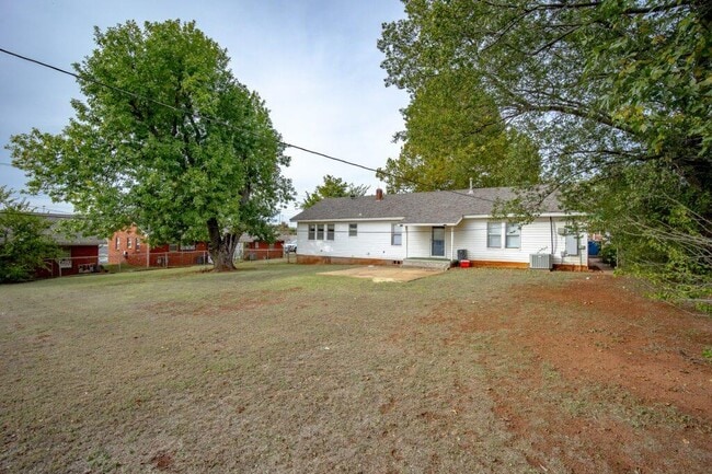 Building Photo - 1020 E Hurd St