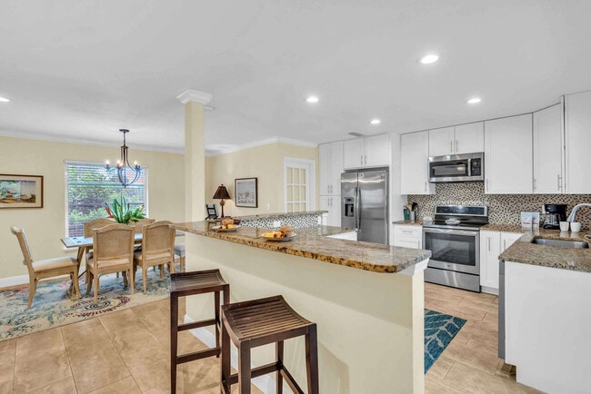 Building Photo - 2723 Gulf Gate Dr