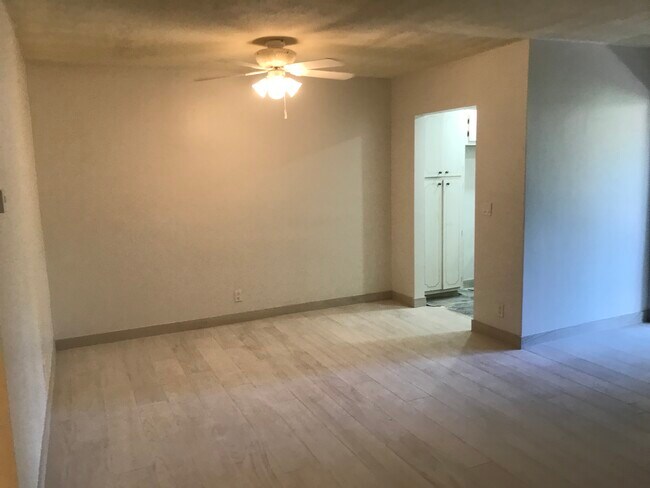 Building Photo - 501 Blue Heron Dr