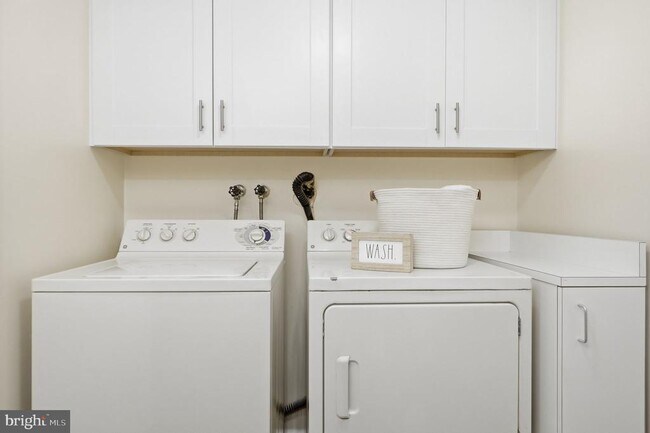 Building Photo - 3233 S Leisure World Blvd