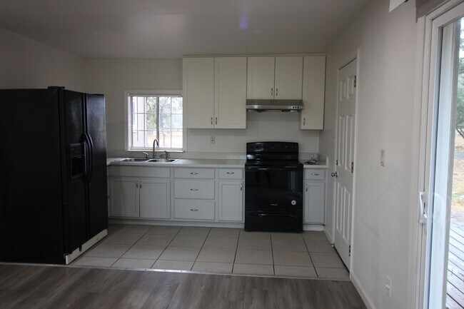 Building Photo - 672 Irwin Ln