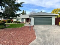 Building Photo - Spacious three bedroom home in desirable W...