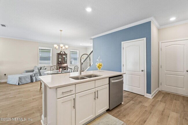 Building Photo - 121 Thistleton Wy