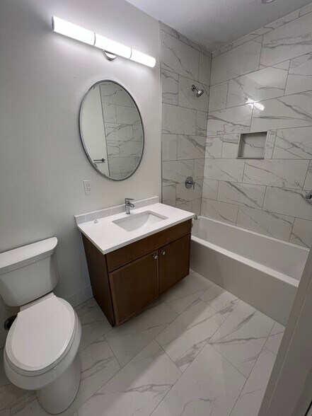 Building Photo - 105 Sea St