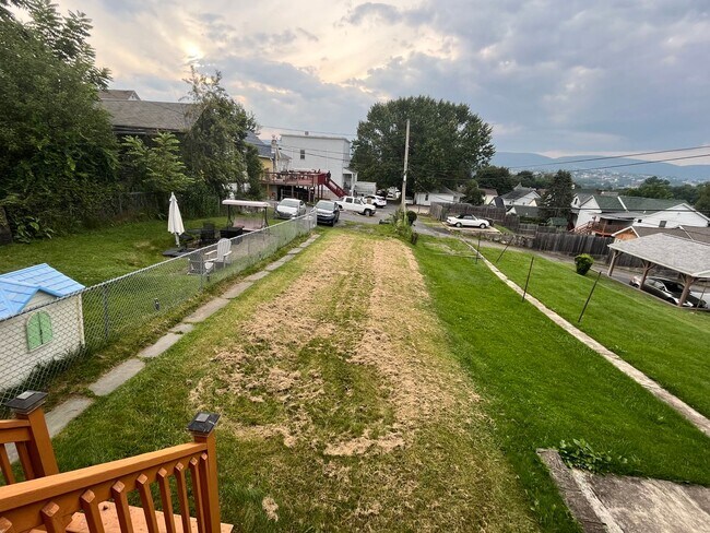 Building Photo - 2 Bedroom Single Family Home, Amazing views from deck, spacious backyard, pet friendly