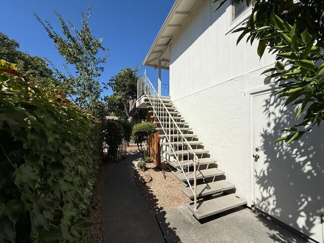 Building Photo - 1048 Mohr Ln