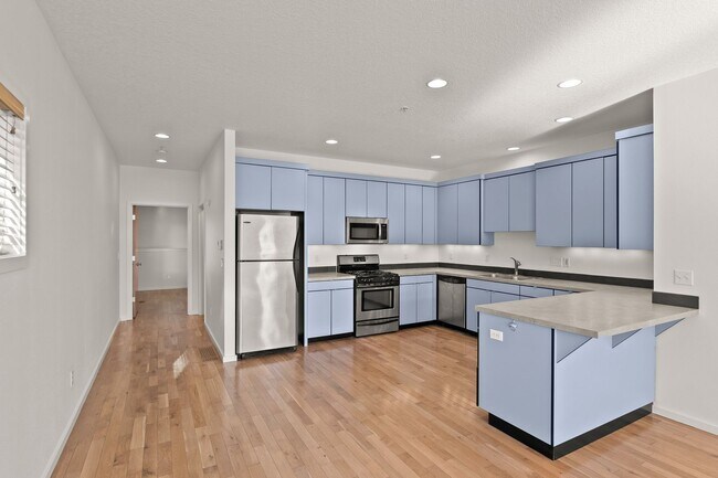 Building Photo - North Portland Recently Renovated Condo
