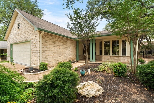 Building Photo - 104 Bronco Cir