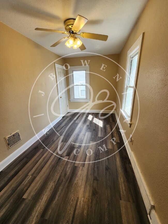 Building Photo - 3 bed 1 bath over 1200 Sq ft. and full basement!