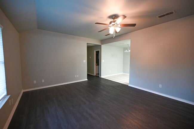 Building Photo - 606 N Sewell Dr