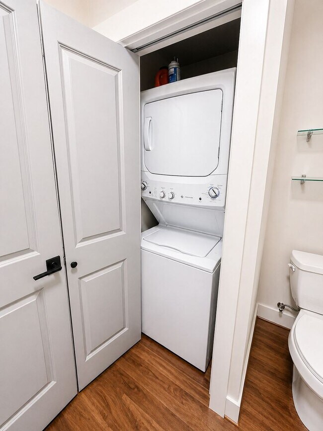 Building Photo - 1bd/1.5ba Seattle Condo