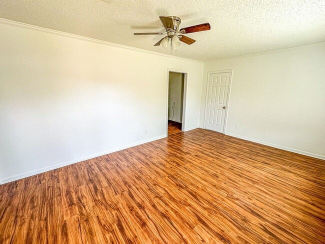 Building Photo - 3 Bedroom House with Garage and Fenced Yard!!