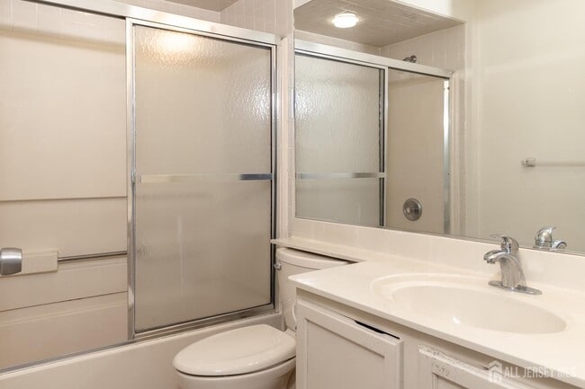 Building Photo - 734 Waterford Dr