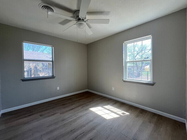 Building Photo - 4822 NW Ozmun Ave
