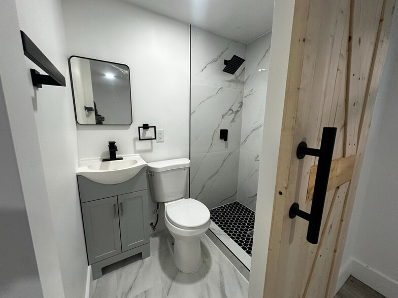 Building Photo - 915 NW 46th St