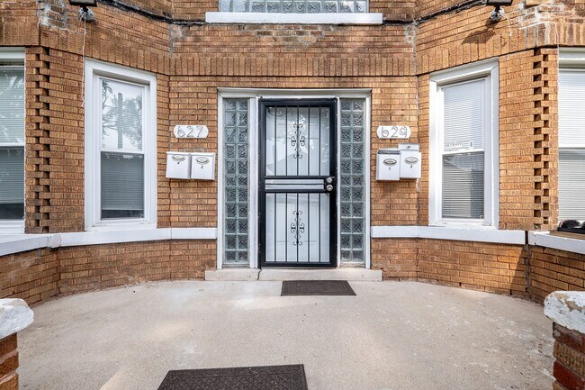 Primary Photo - 627 Hague St