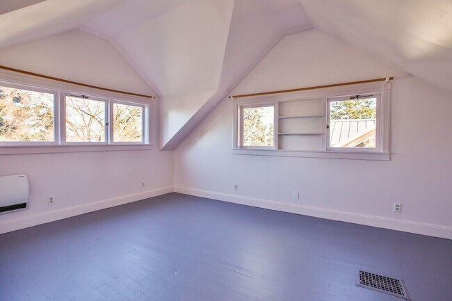 Building Photo - Gorgeous Vintage Home in Downtown Langley with Detached Guest Studio!!