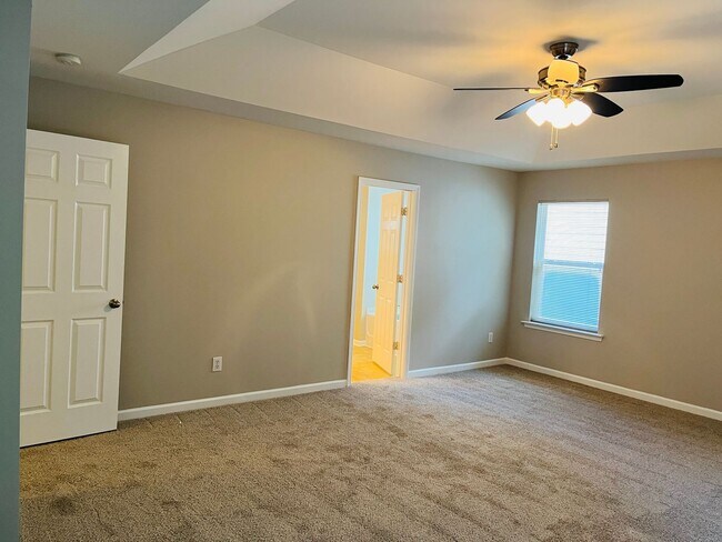 Building Photo - Prime location, lots of extra sqft, fenced...