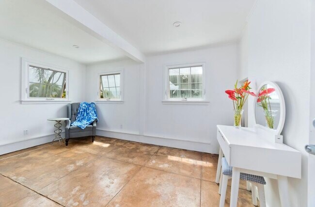 Building Photo - 744 Wainaku St