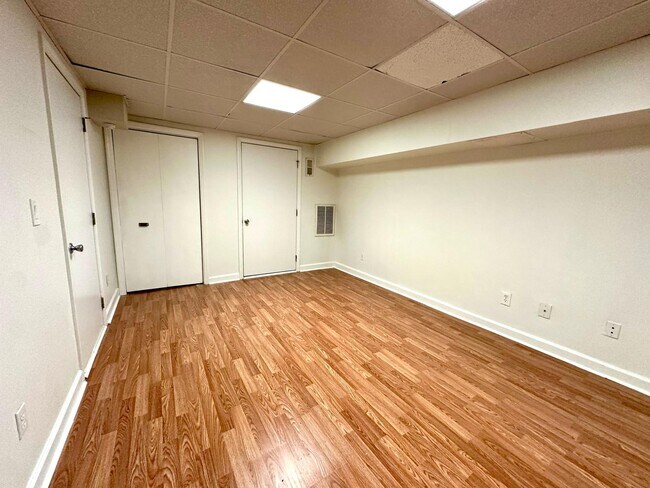 Building Photo - 533 Inwood Dr