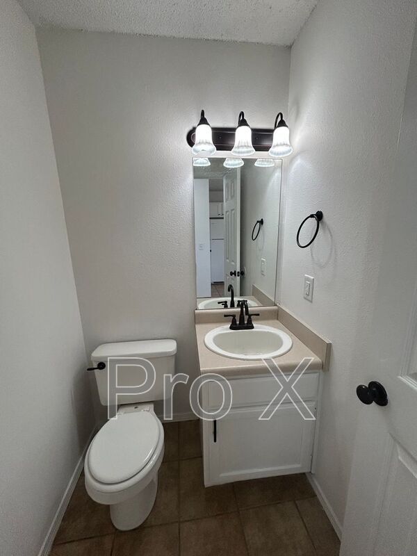 Building Photo - 3301 SW Victoria Pl