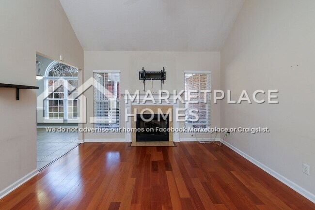 Building Photo - 512 Marble Falls