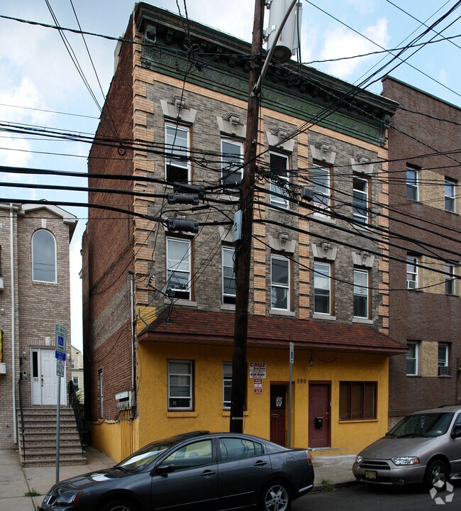 Building Photo - 590 N 6th St