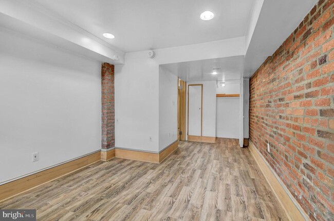 Building Photo - 1118 Girard St NW