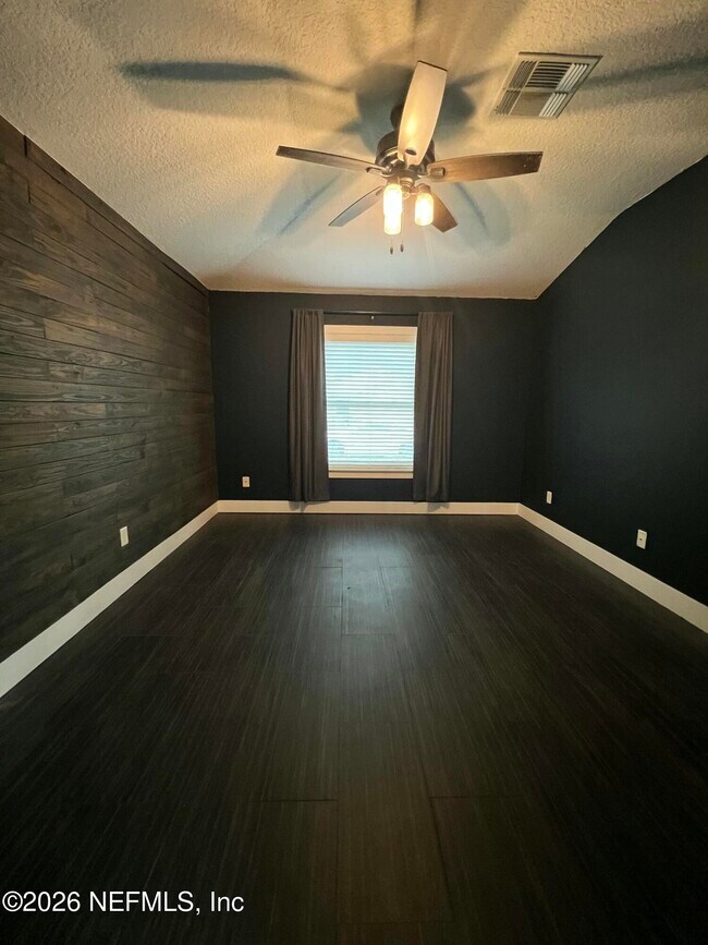 Building Photo - 1115 Main St