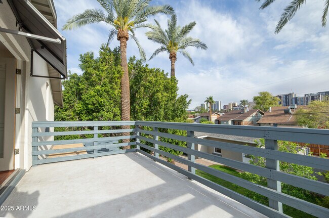 Building Photo - 69 W Lynwood St