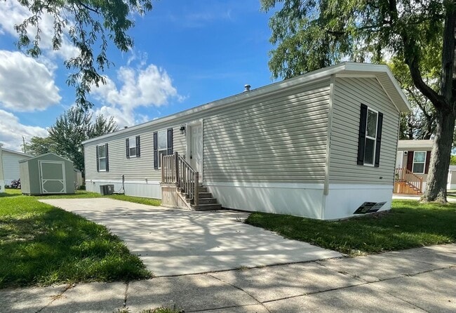 Building Photo - 15862 Villaire Ave