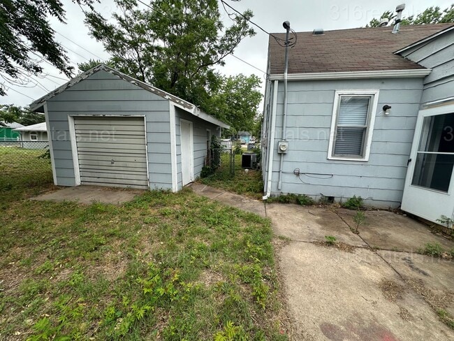 Building Photo - $1150- 3 bed 1 bath - Single Family Home
