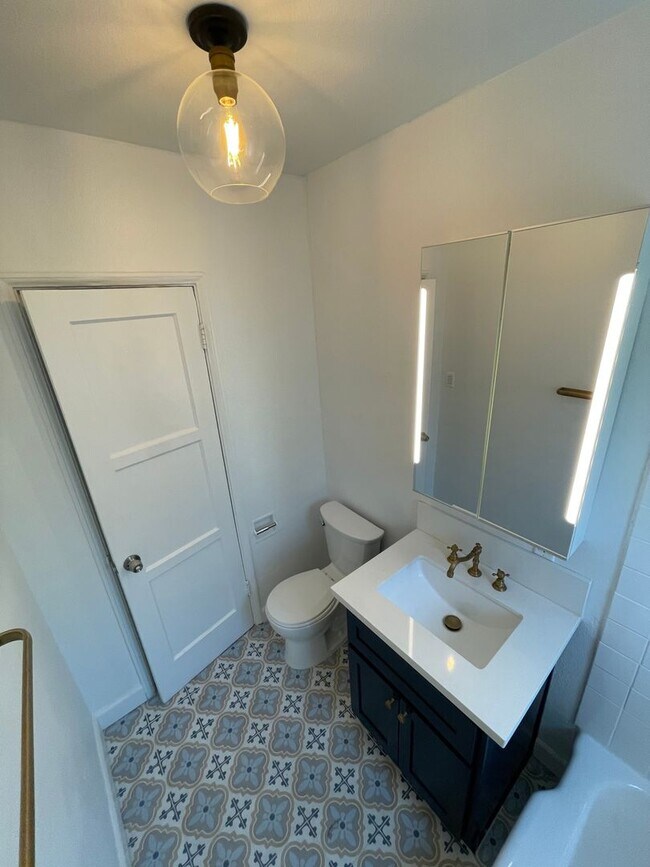 Building Photo - Remodeled 2BR in NoHo – Brand New Kitchen, 2 Parking Spaces, Walk to NoHo West Mall