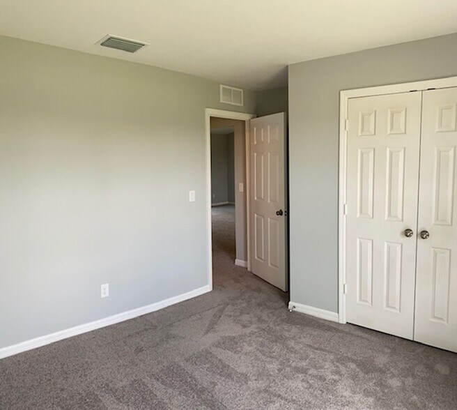 Building Photo - 4137 NE 14th Pl