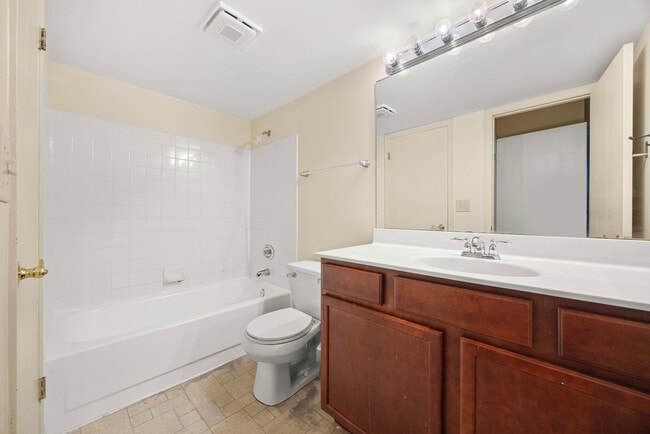 Building Photo - 214 Glengarry Dr