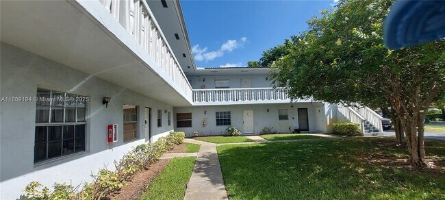 Building Photo - 4140 Woodside Dr