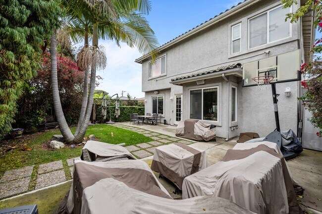 Building Photo - Expansive estate style home - 5 minute drive to SDSU!