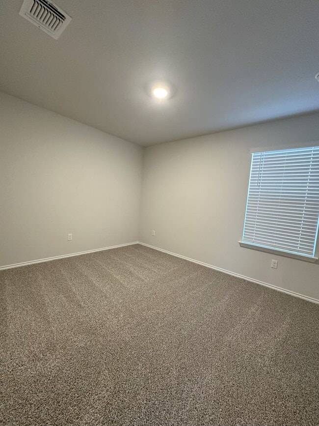Building Photo - One Year Young 3 Br/2 Ba Home in the Clear...
