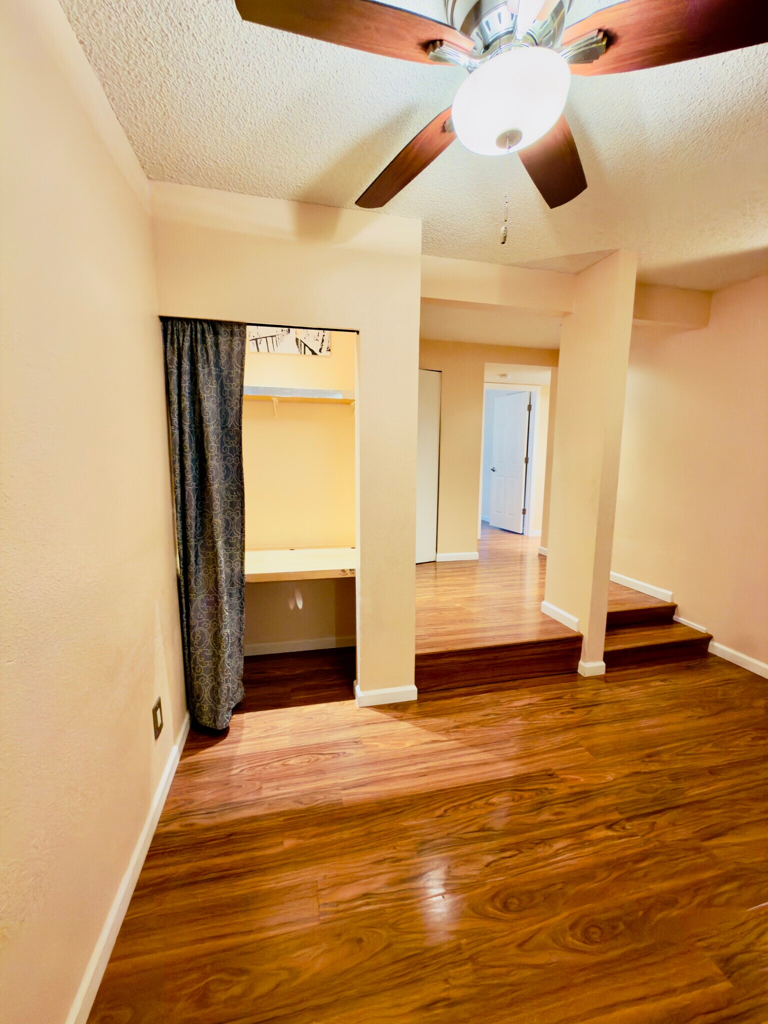 Building Photo - 4717 W Lake Sammamish Pky SE