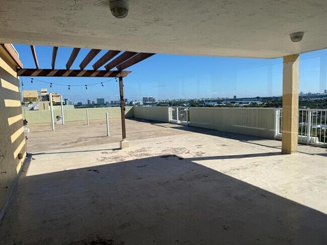 Building Photo - 2000 NE 135th St