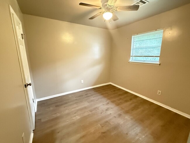 Building Photo - 3 Bedroom 1.5 bathroom duplex home