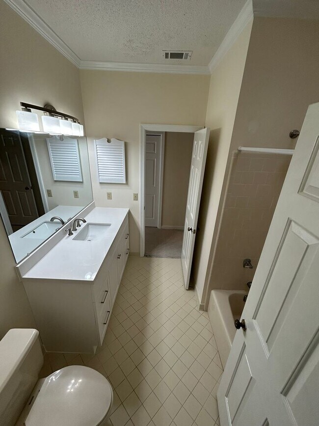 Building Photo - **AVAILABLE IN JUNE ** Landings Executive 3 Bedroom home