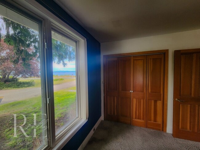 Building Photo - Stunning Water-View Haven and Stress-free ...