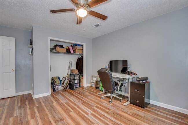 Building Photo - 4 bedroom 3 full bathroom home in heart of...